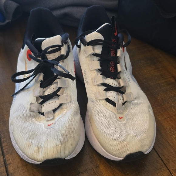 Nike White and Black Running Shoes with Gold Swoosh - Picture 2 of 13